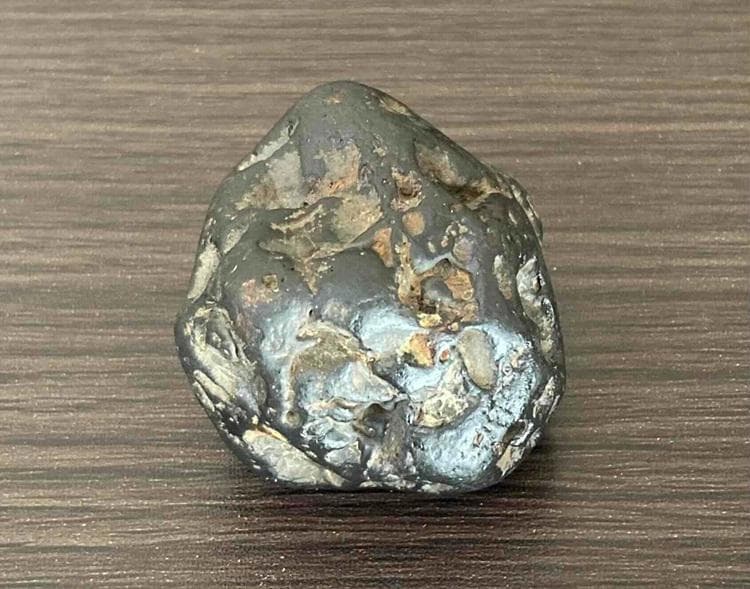 特価！！大型！地球外から飛来した磁気を帯びた神秘の隕石、宇宙の力を宿す石！