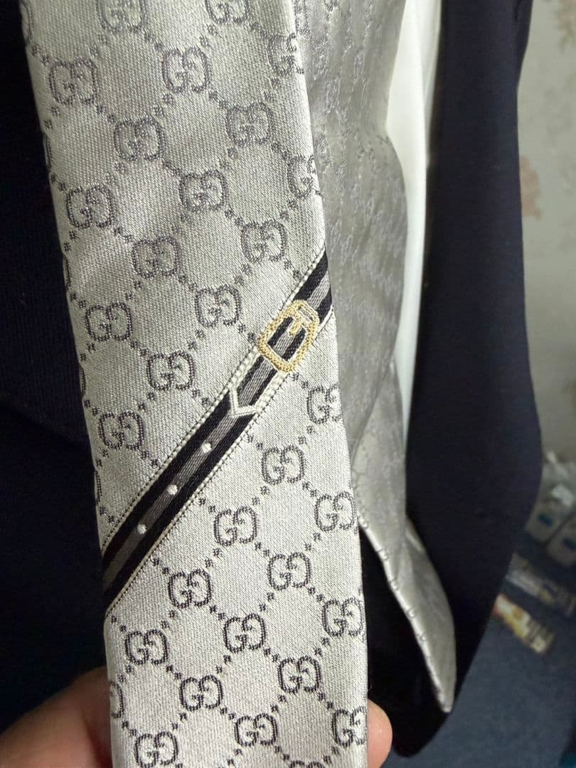 GUCCI シルバー ネクタイ GGパターン
