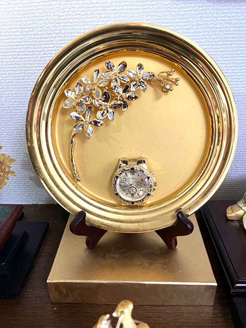 金マニア必見！黄金の花装飾プレートとクォーツ時計