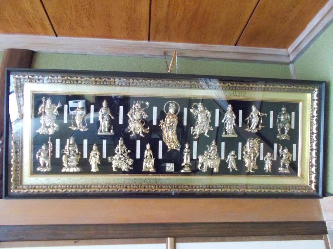 立体の仏像・菩薩像等20体を収めた額縁飾り（珍品）（長寿祈願）