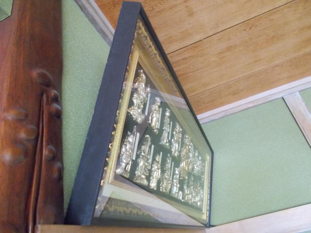 立体の仏像・菩薩像等20体を収めた額縁飾り（珍品）（長寿祈願）