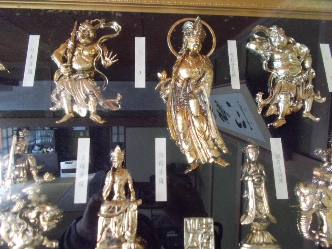 立体の仏像・菩薩像等20体を収めた額縁飾り（珍品）（長寿祈願）