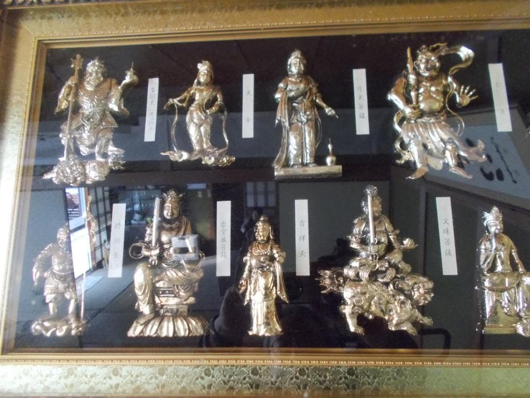 立体の仏像・菩薩像等20体を収めた額縁飾り（珍品）（長寿祈願）