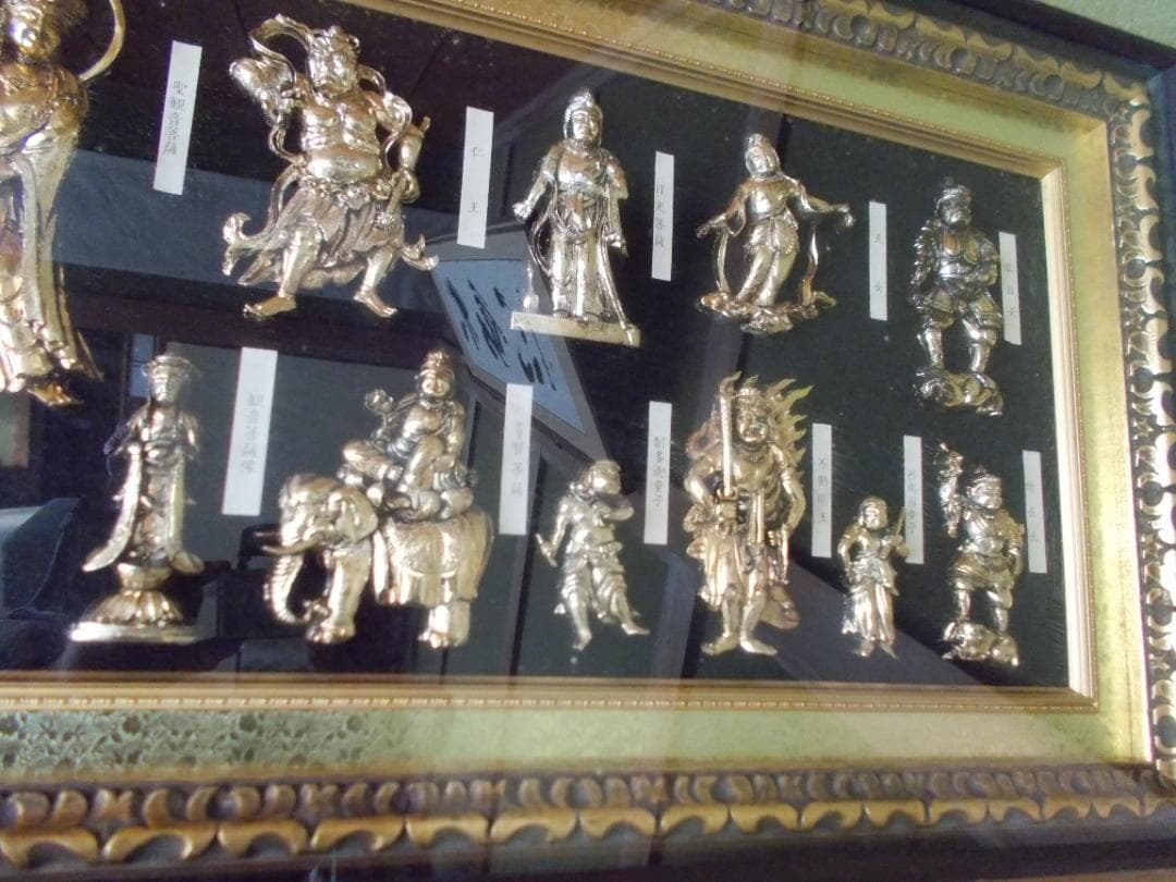 立体の仏像・菩薩像等20体を収めた額縁飾り（珍品）（長寿祈願）