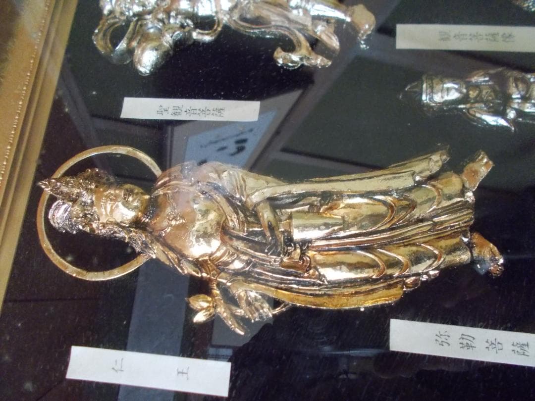 立体の仏像・菩薩像等20体を収めた額縁飾り（珍品）（長寿祈願）