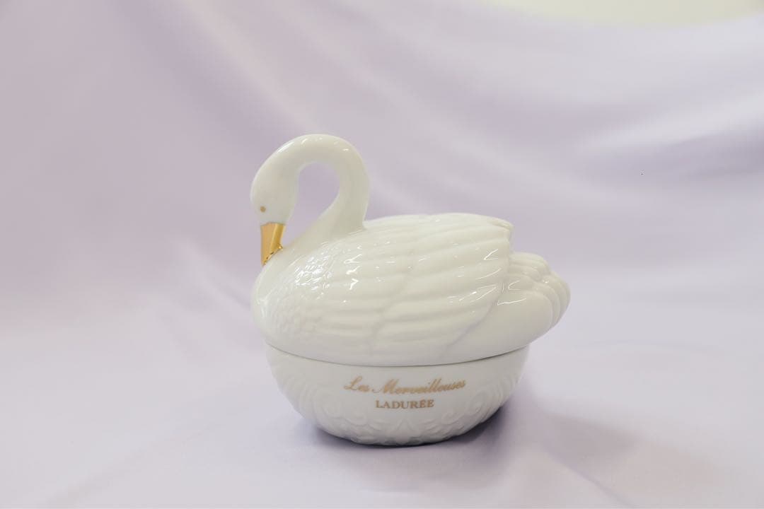 レ・メルヴェイユーズ ラデュレ　スワンのポット