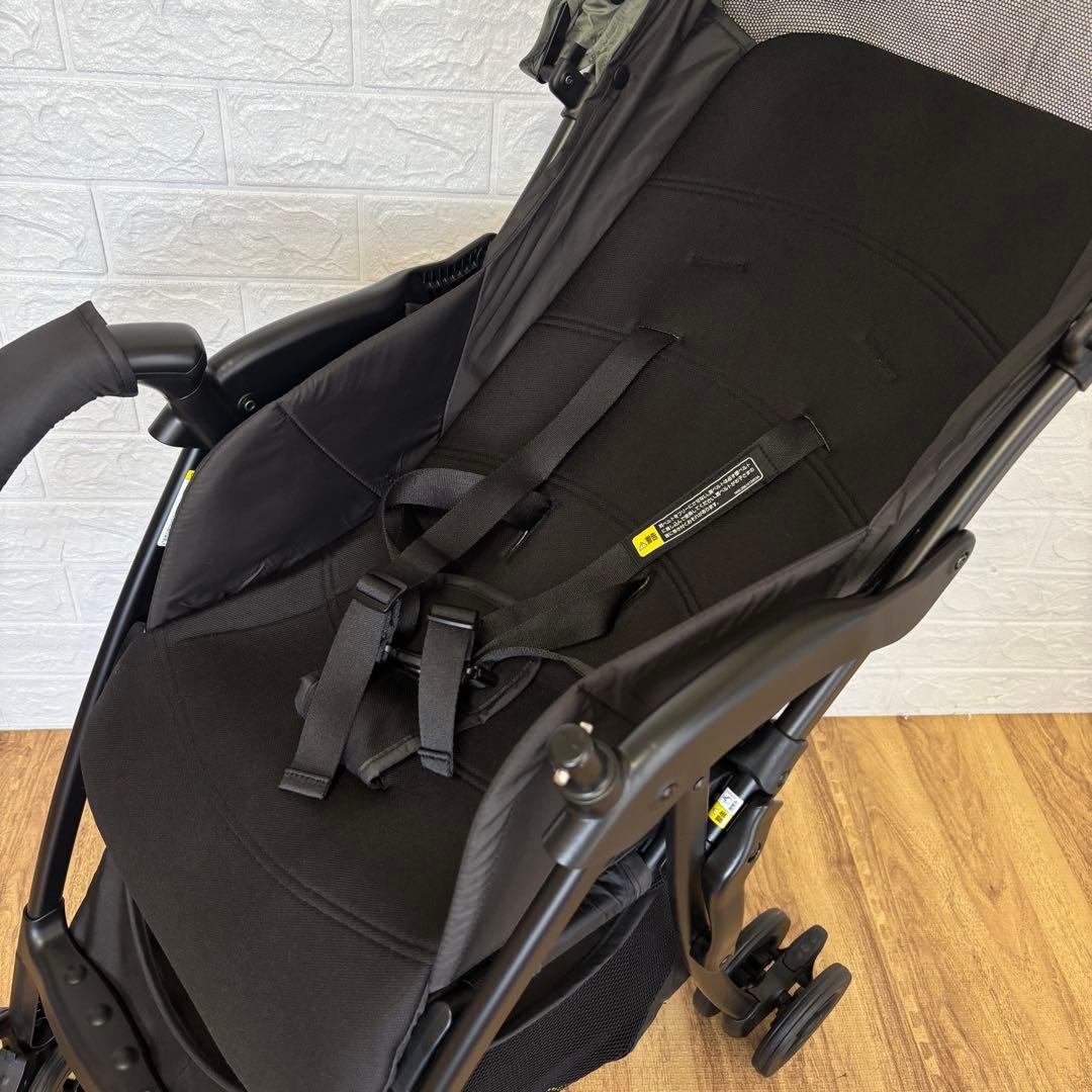 美品　アップリカ　マジカルエアーAG 軽量B型　折りたたみ式　人気カラー