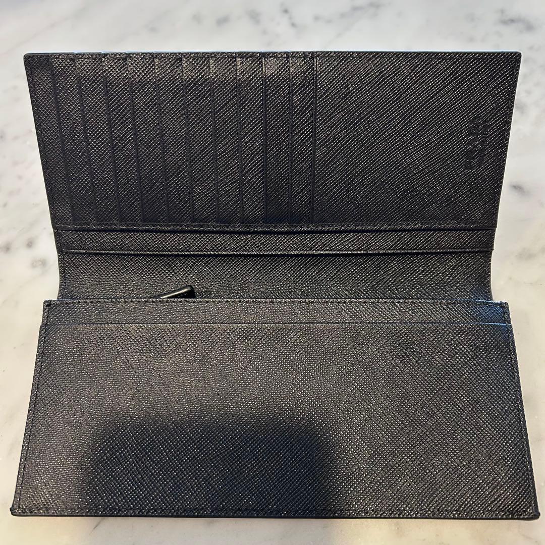 新品未使用　PRADA 　サフィアーノ　2つ折り長財布ブラック　金ロゴ