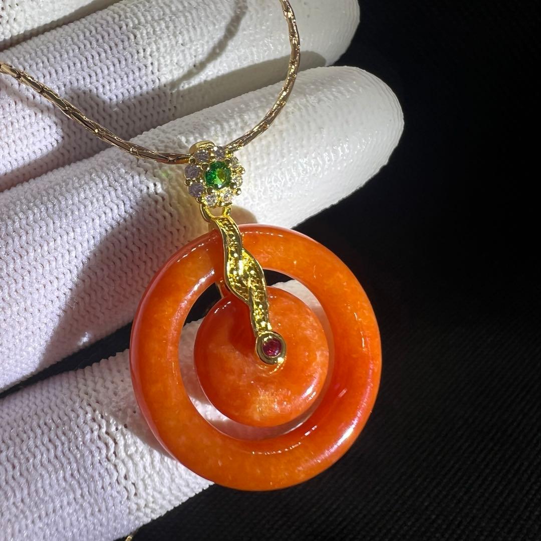 天然オレンジ翡翠の子母平安ボタンのペンダントトップAB1036