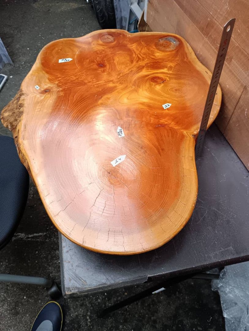 無垢材 自然な形状の座卓