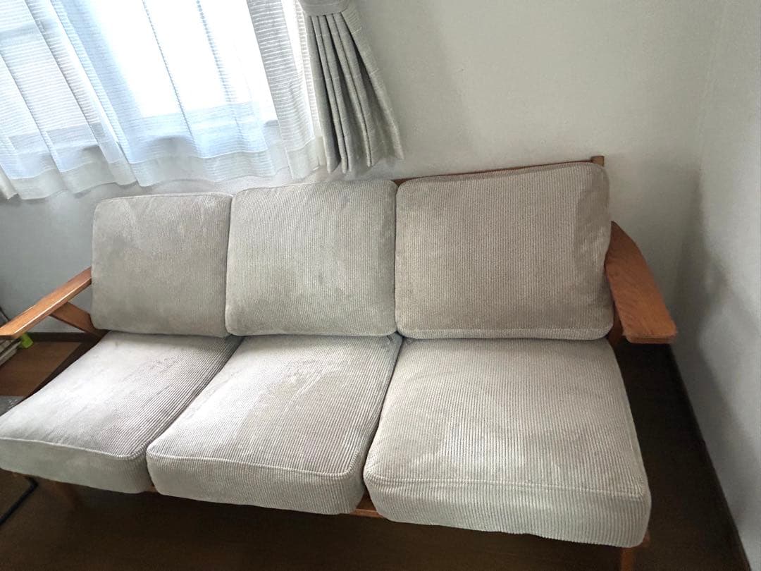 木製フレームの3人掛けコーデュロイソファ