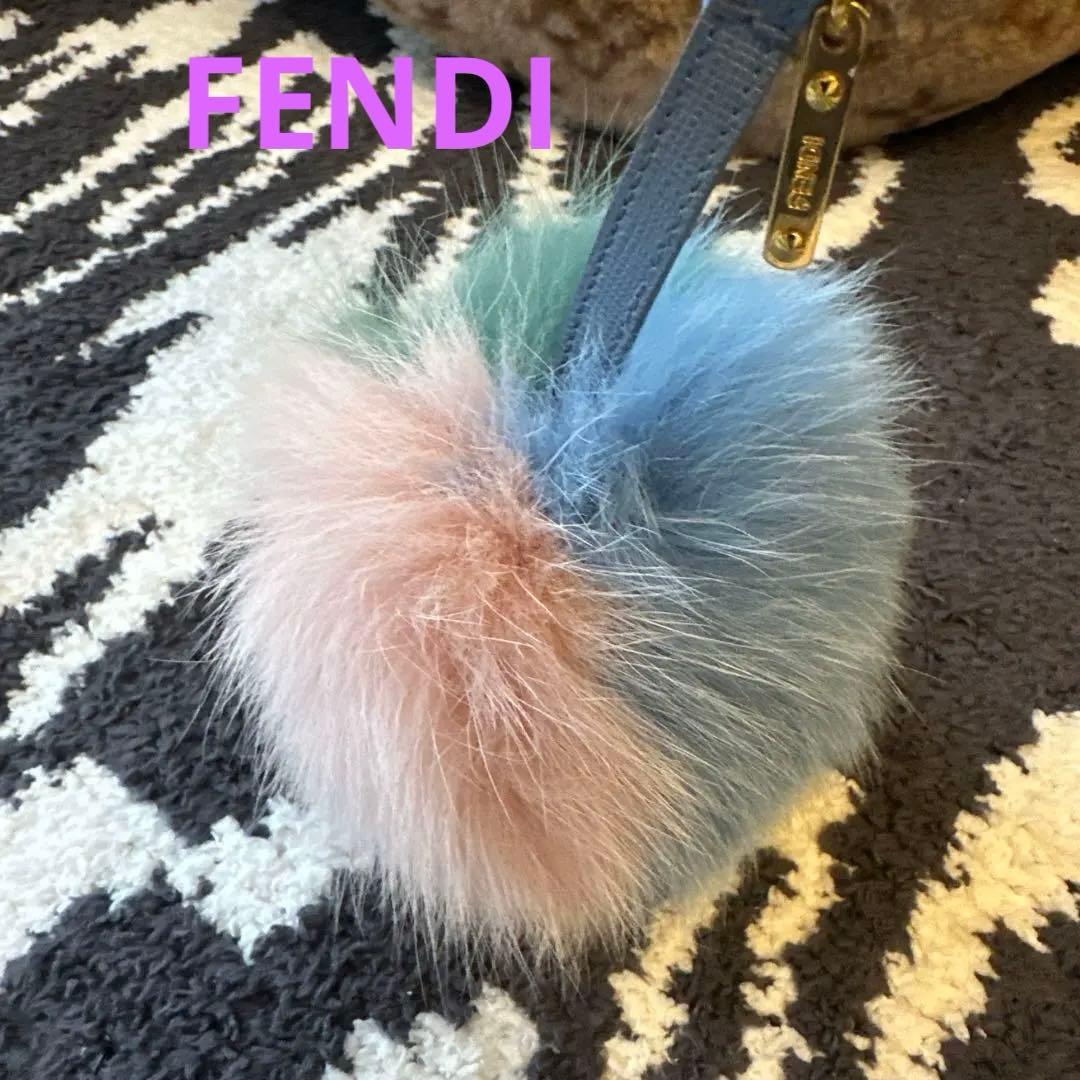 FENDI ストラップ　キーホルダー　モコモコ　ポンポンチャーム　ファー