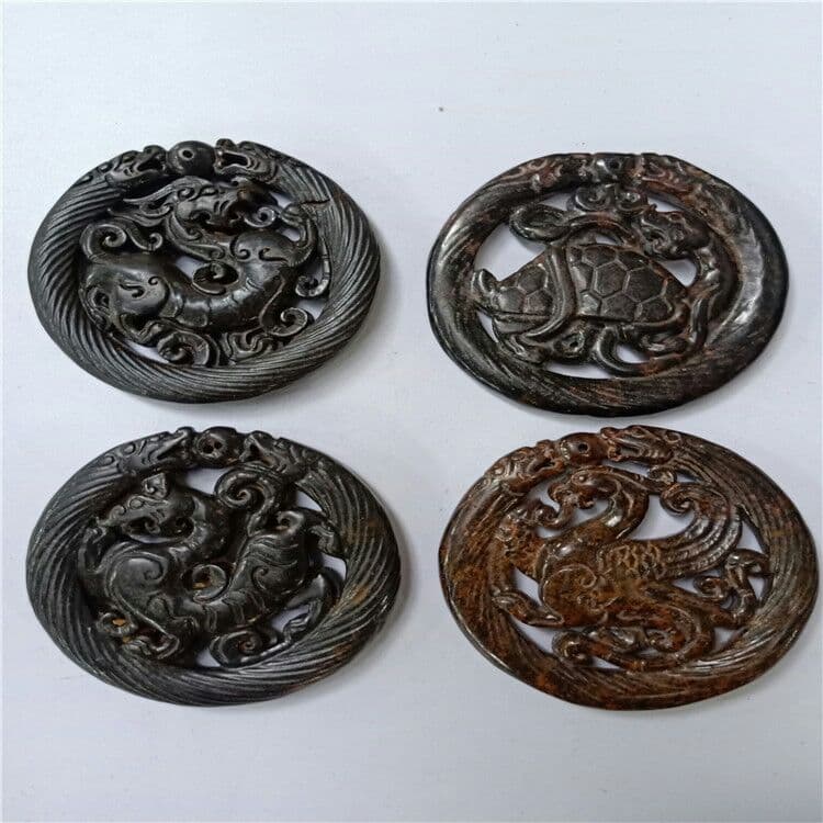 石四大神獣、青龍、朱雀、玄武、白虎の両面に玉璧が彫られています。