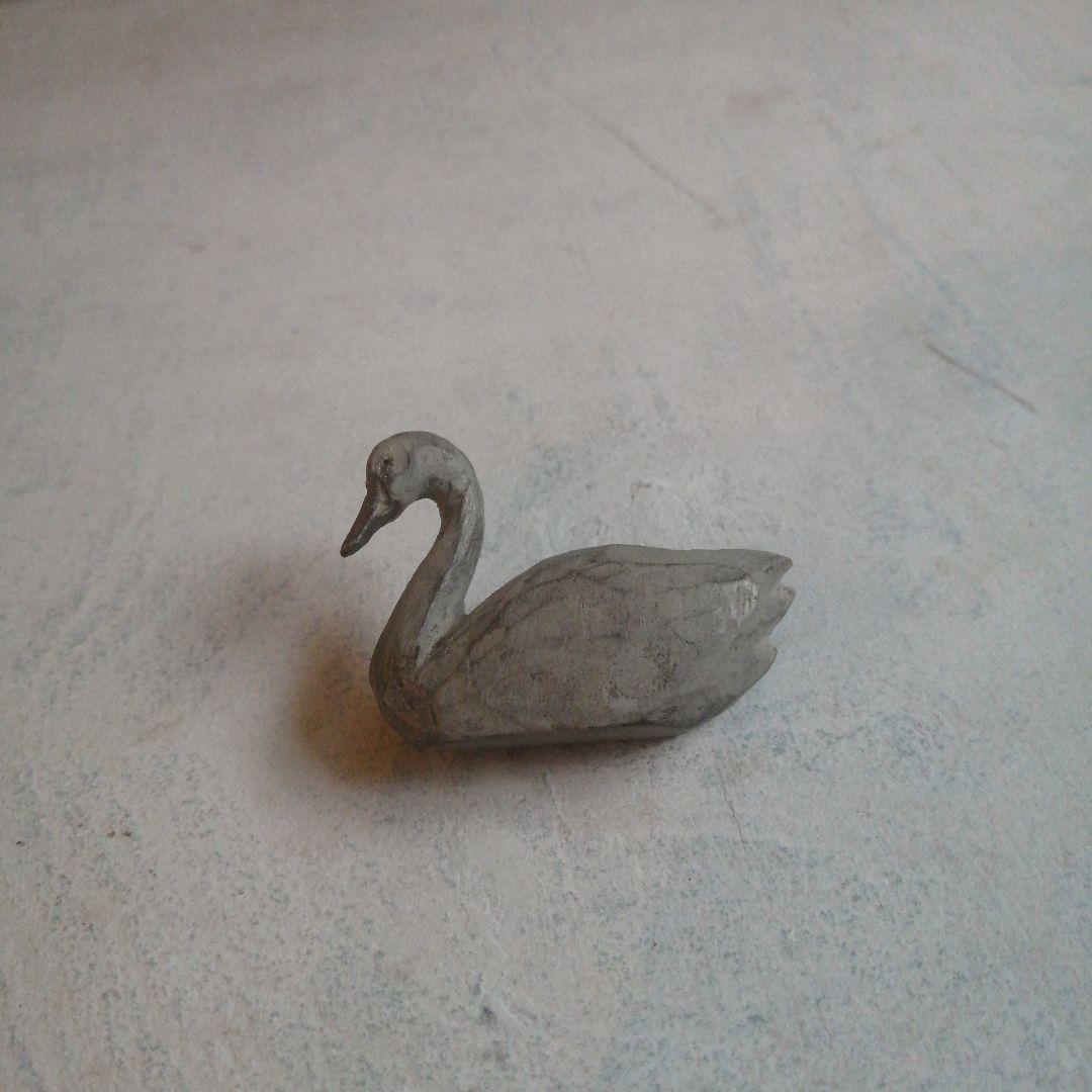 クロヌマタカトシ　スワン　ブローチ