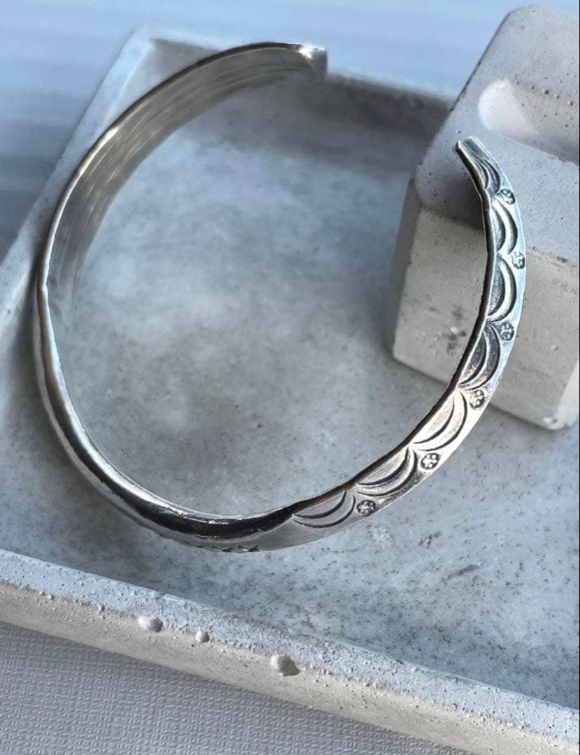 カレンシルバ 波模様カフブレスレット バングル 高純度 腕輪 エスニック お守り