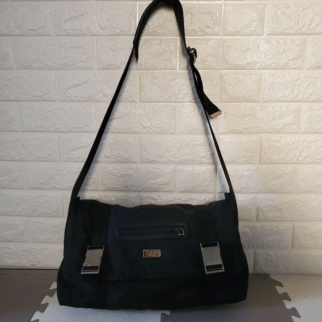 GUCCI　グッチ　ショルダーバッグ　斜め掛け　ナイロン