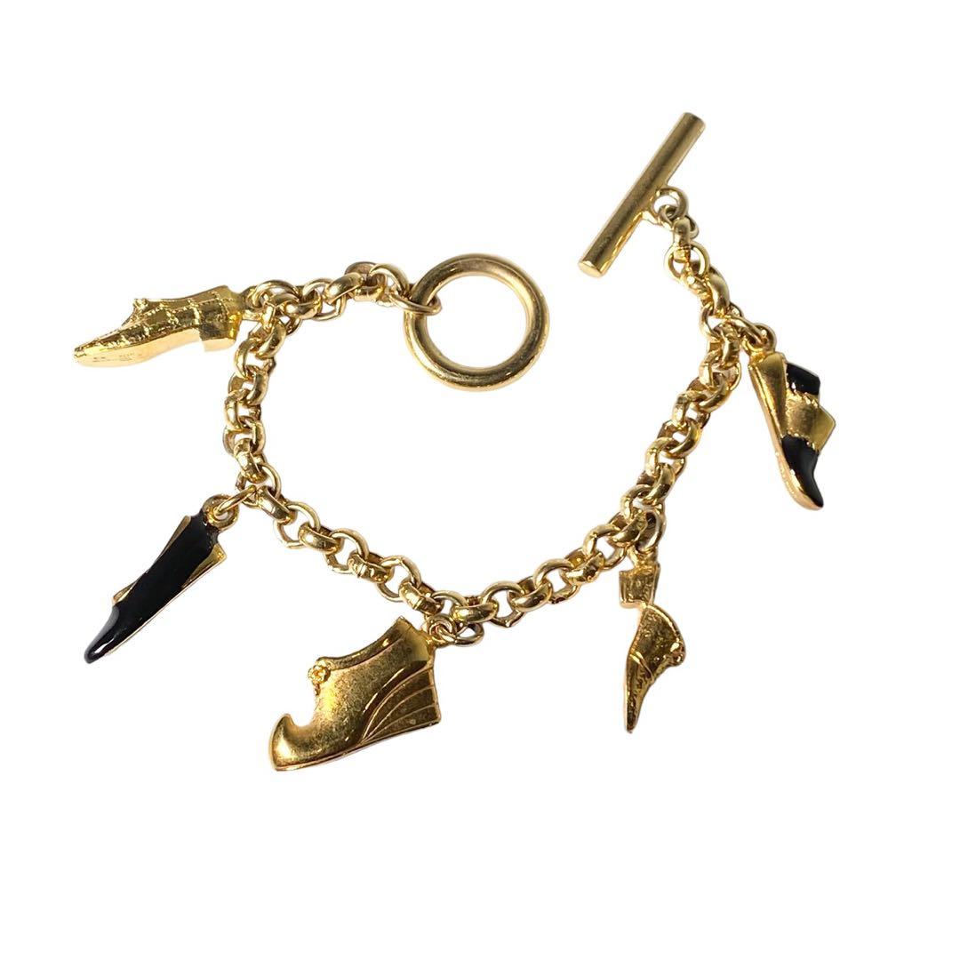 サルヴァトーレ・フェラガモの靴、ヒールチャーム付きゴールドブレスレット