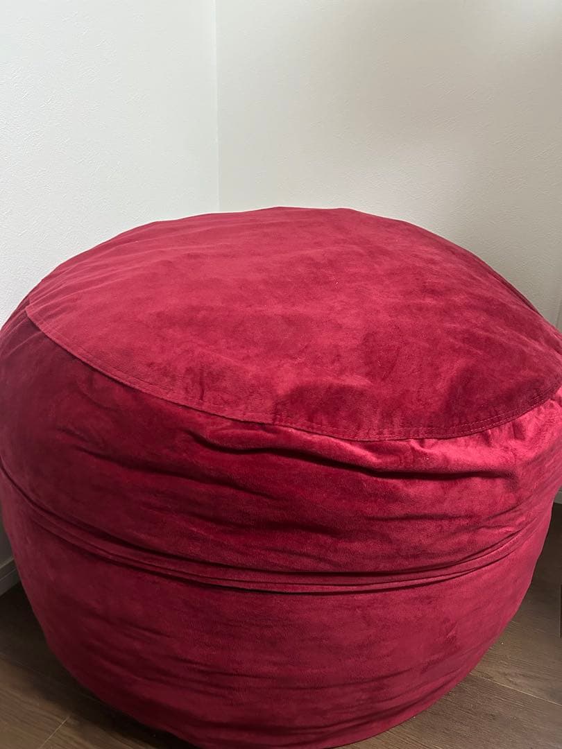赤い円形クッション