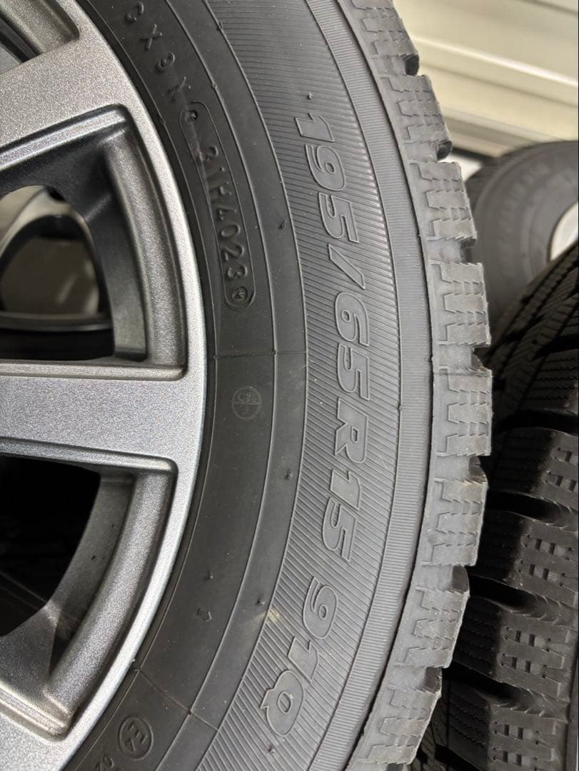 Black スタッドレスタイヤ 195/65R15 5スポークシルバー