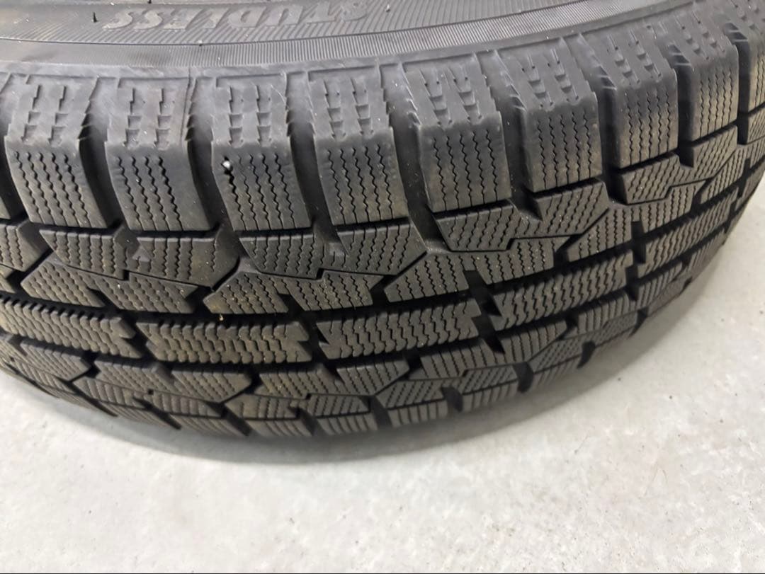 Black スタッドレスタイヤ 195/65R15 5スポークシルバー