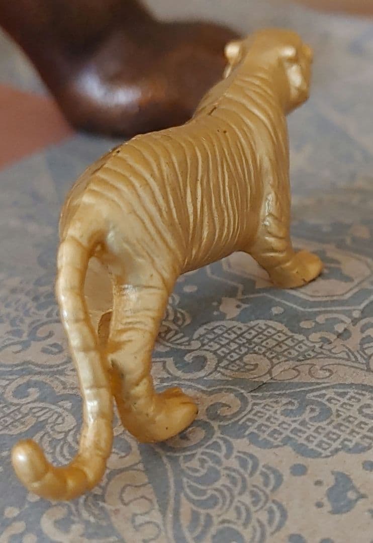 ブロンズ像 　虎　金属工芸　 置物　 オブジェ　　 アンティーク　 干支