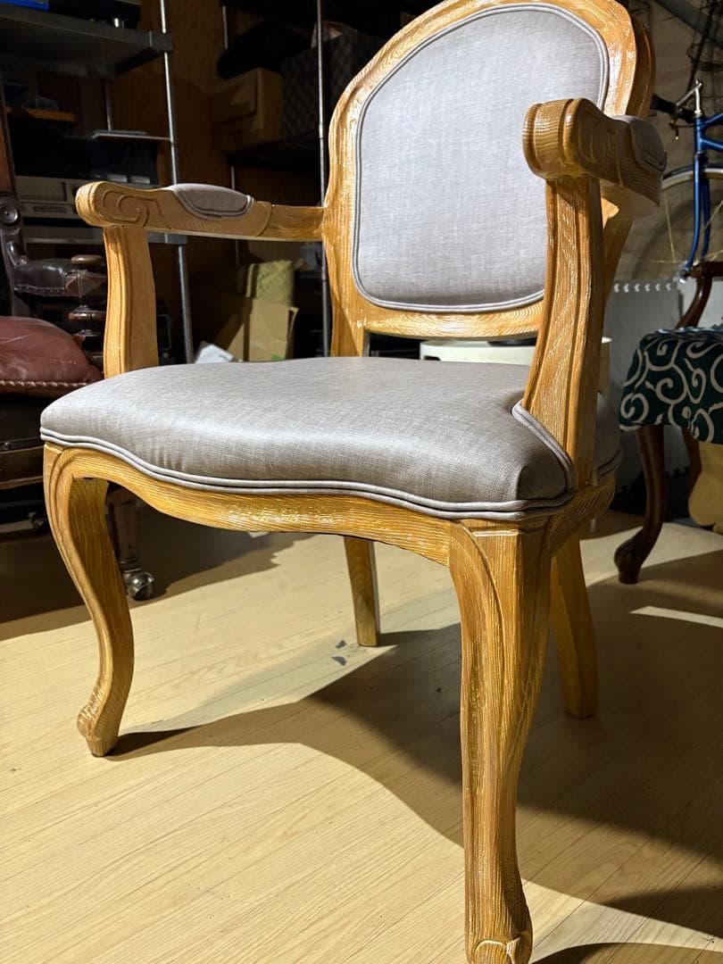 シャビーシックなスタイリングチェア　ダイニング　店舗什器　リビング