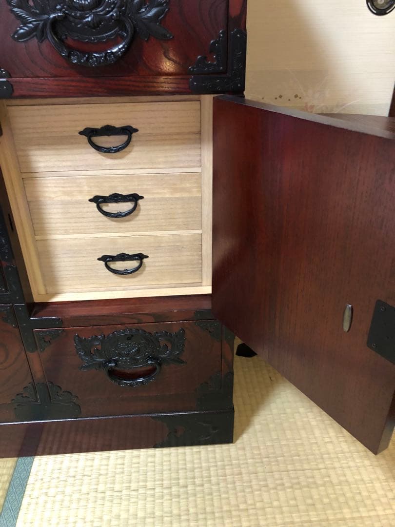 仙台箪笥 仙臺民藝 伊達箪笥 漆塗り 伝統的な彫刻付き木製箪笥