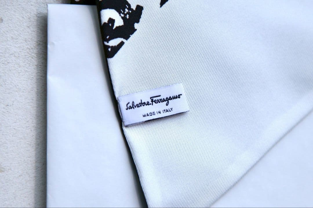 naonao 新品Salvatore Ferragamo シルクスカーフ