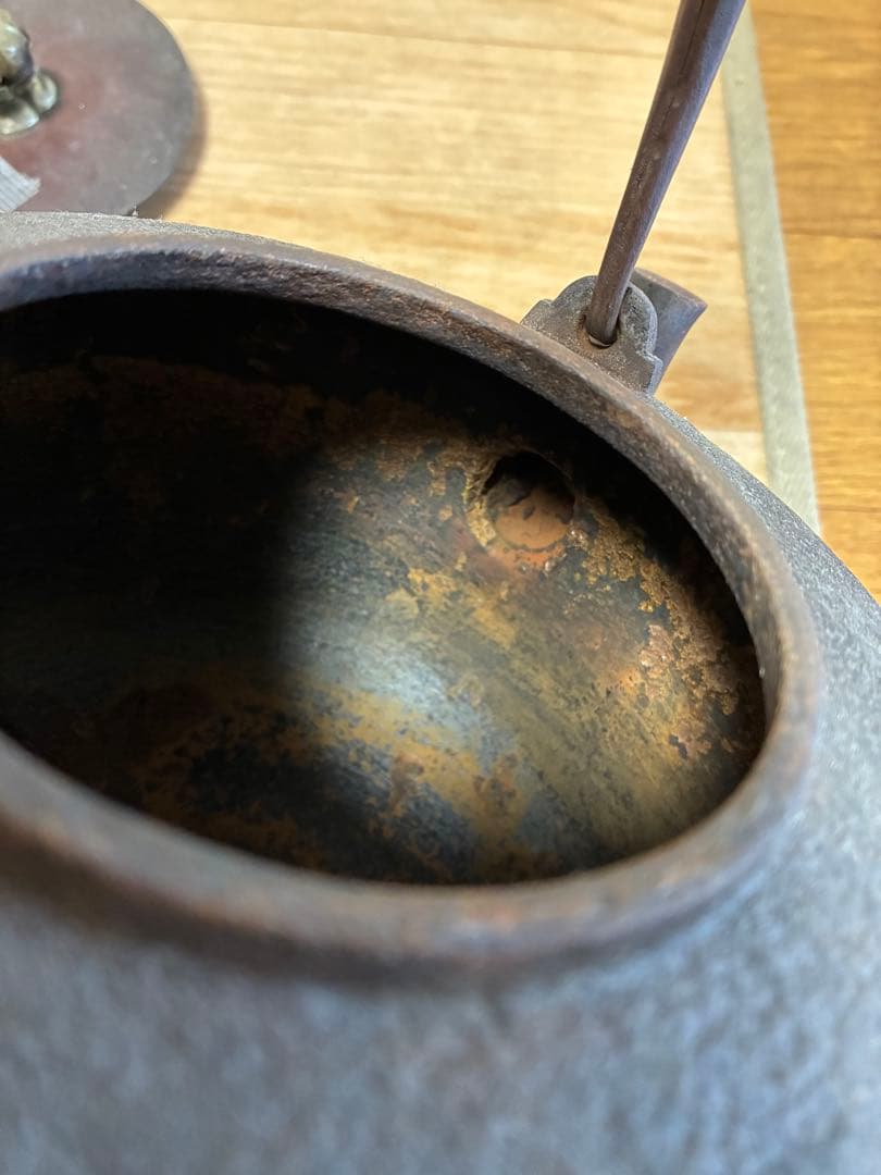 古い鉄瓶　在銘　角谷莎村作　銀摘み