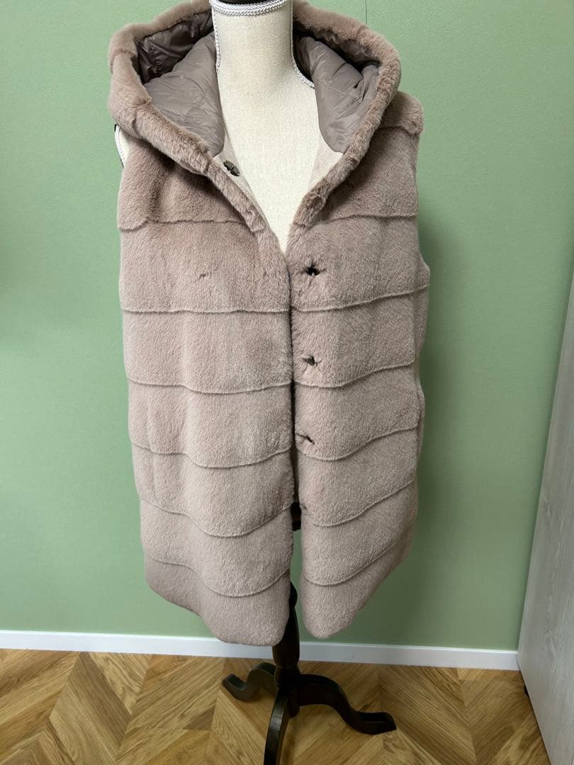 ⭐︎未使用LOU ANDREA⭐︎フード付。リバーシブルジレ　ダウン➕ファー