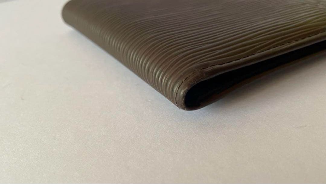 LVエピ　焦茶二つ折り財布　焦茶