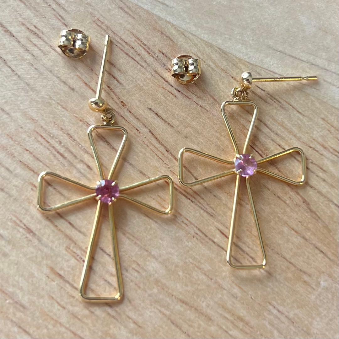 K18 ゴールド クロスデザイン ピアス（ピンク石付き）