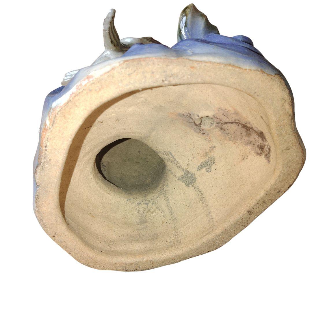 水面に跳び跳ねる鯉　置物　陶器製