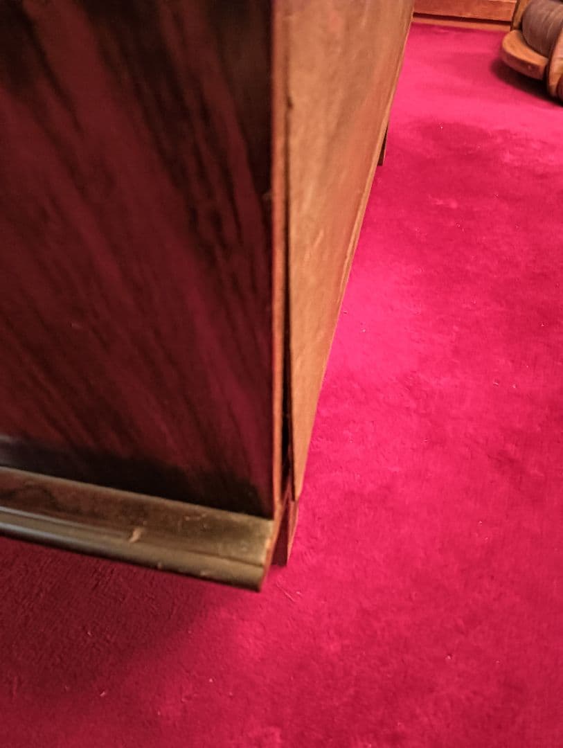 ダークブラウン　赤っぽいウッド ガラス扉キャビネット　昭和　レトロ　ビンテージ