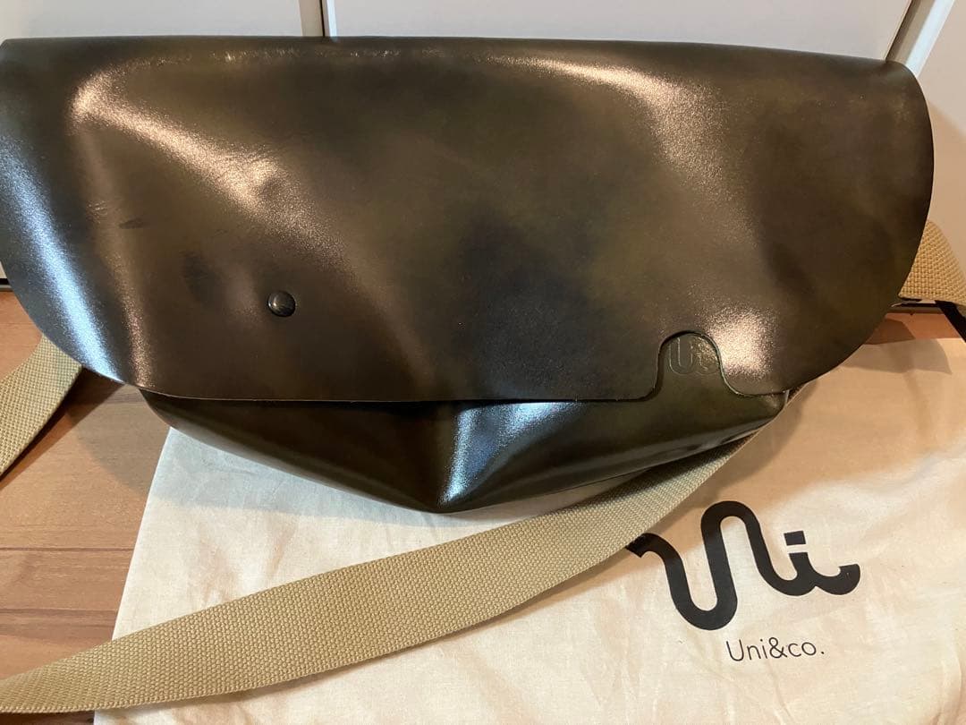 【新品タグ付き】Uni&co ダークグリーン メッセンジャーバッグ