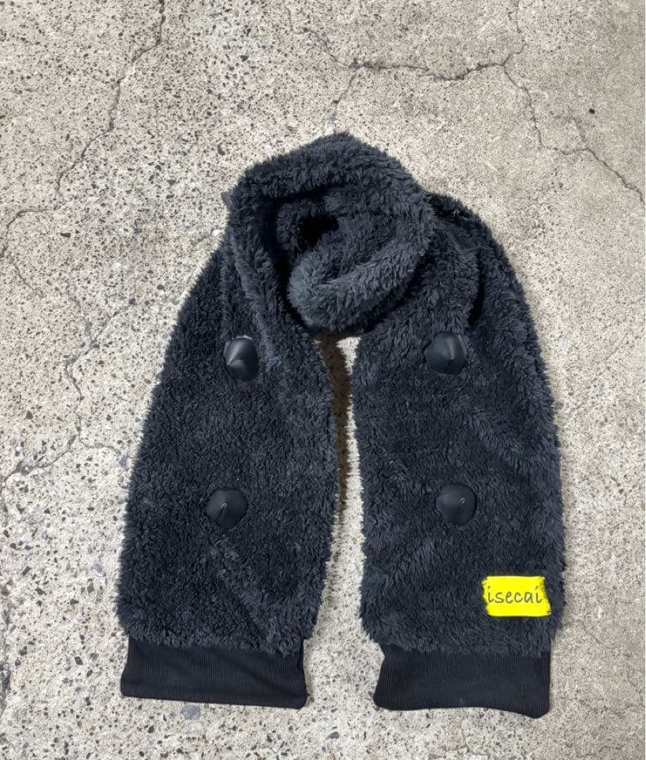 isecai ボタン付き黒マフラー