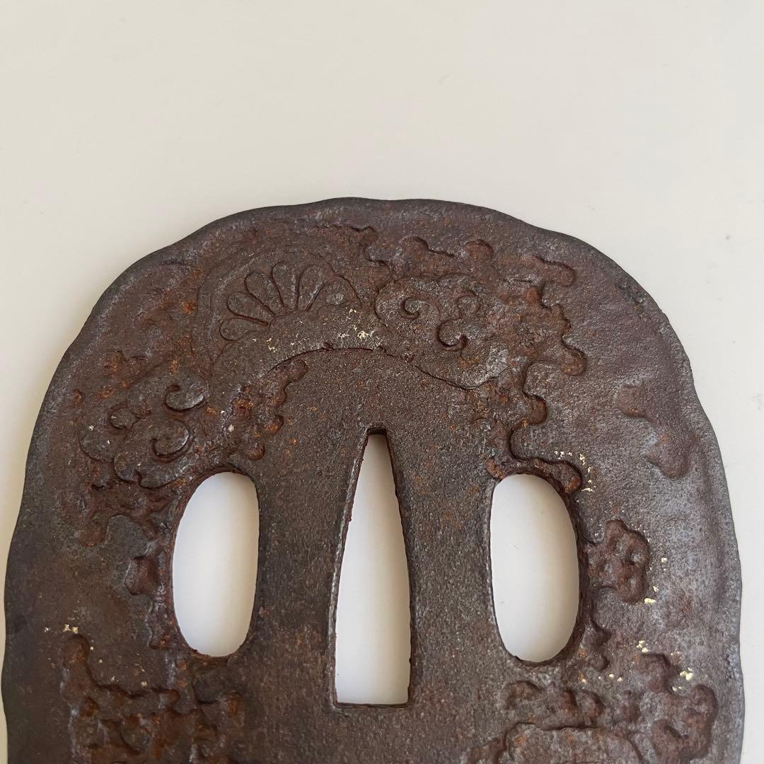 薄*明様 鐔　上作　江戸時代　鉄地金象嵌　瓦に古銭　家紋図