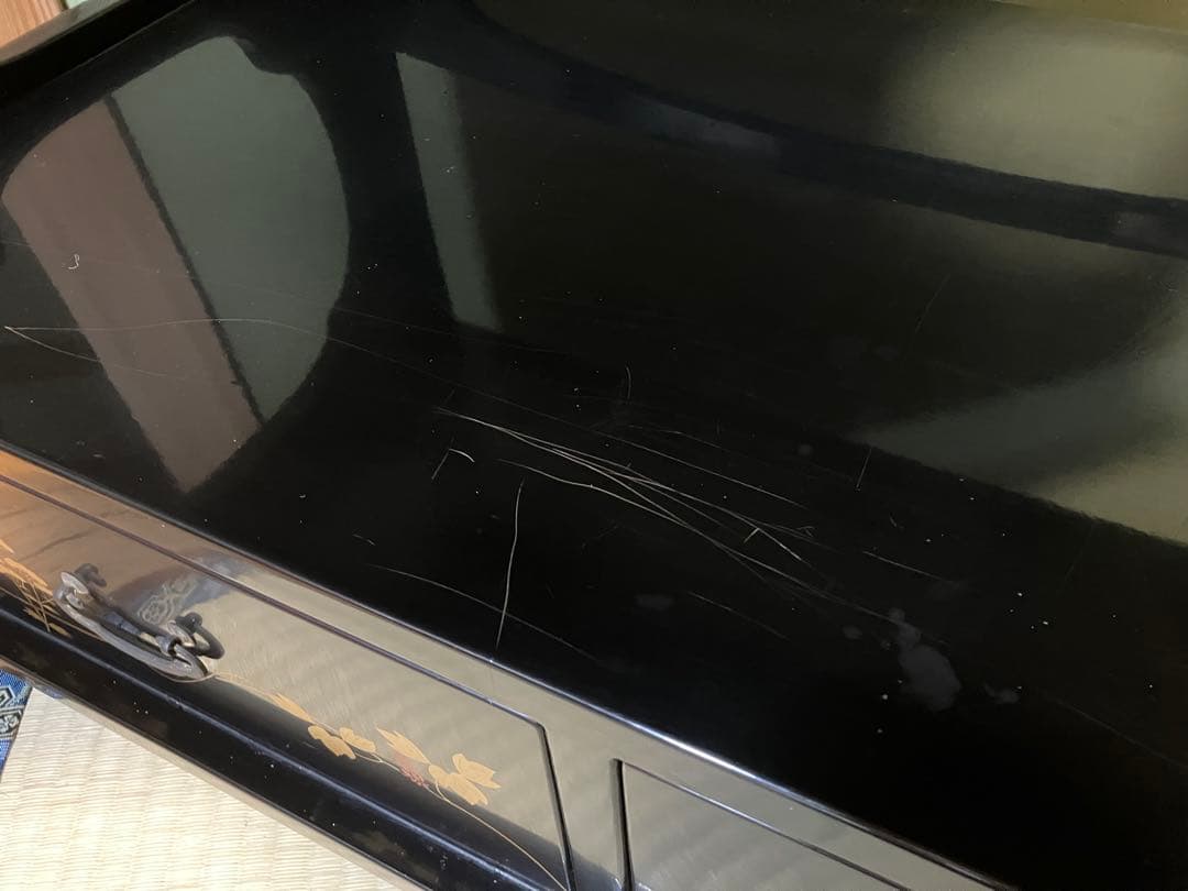 黒い和風収納棚 金色の花柄