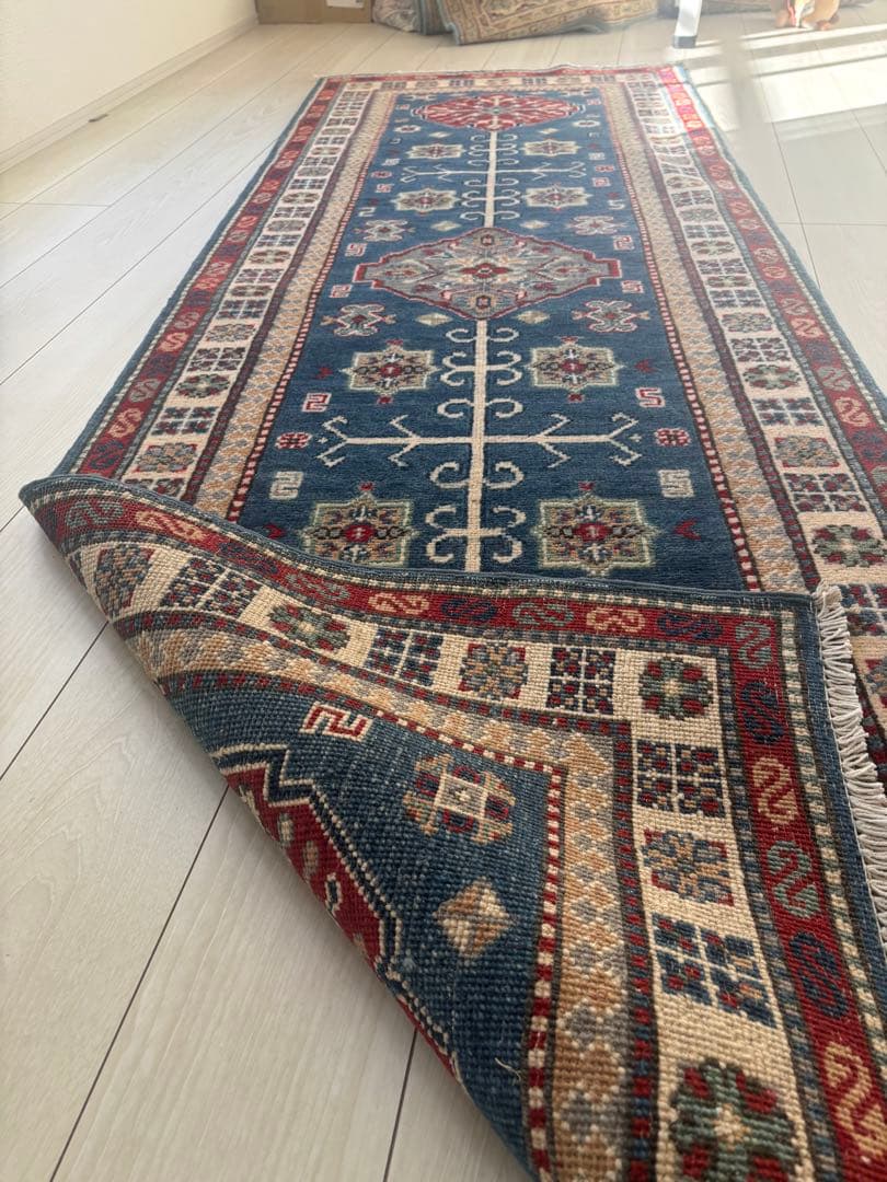 ウール手編みのアフガニオリエンタルデザインラグ 青と赤