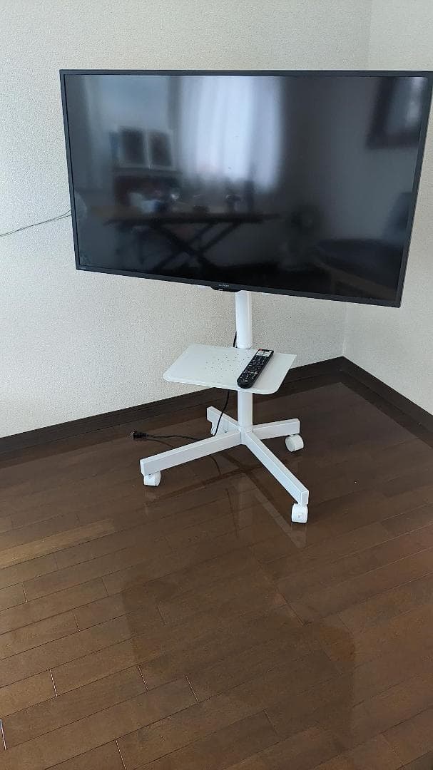 多機能＆移動便利！キャスター付きテレビスタンド