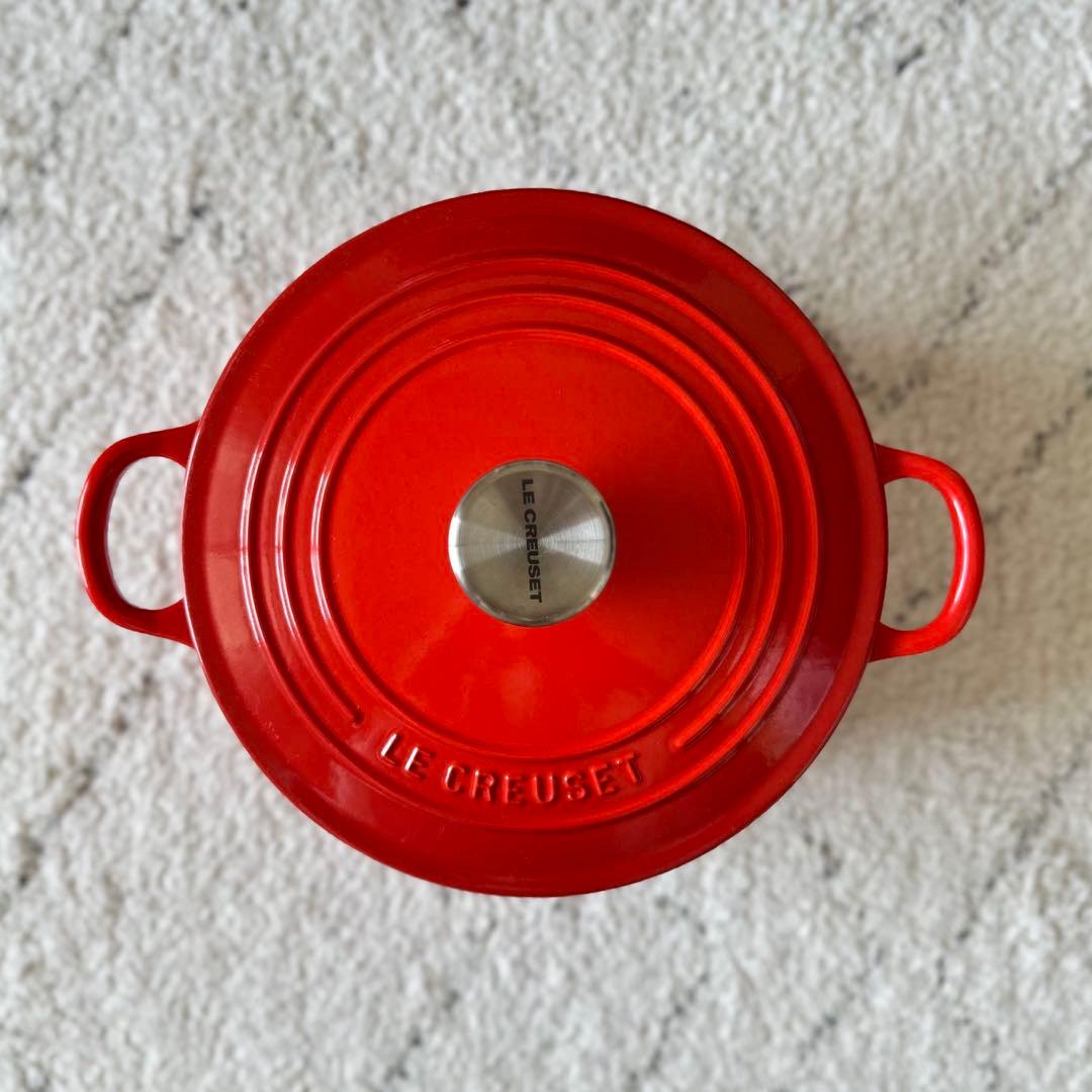 ル・クルーゼ 　ココットロンド 22cm 両手鍋 チェリーレッド シルバーツマミ