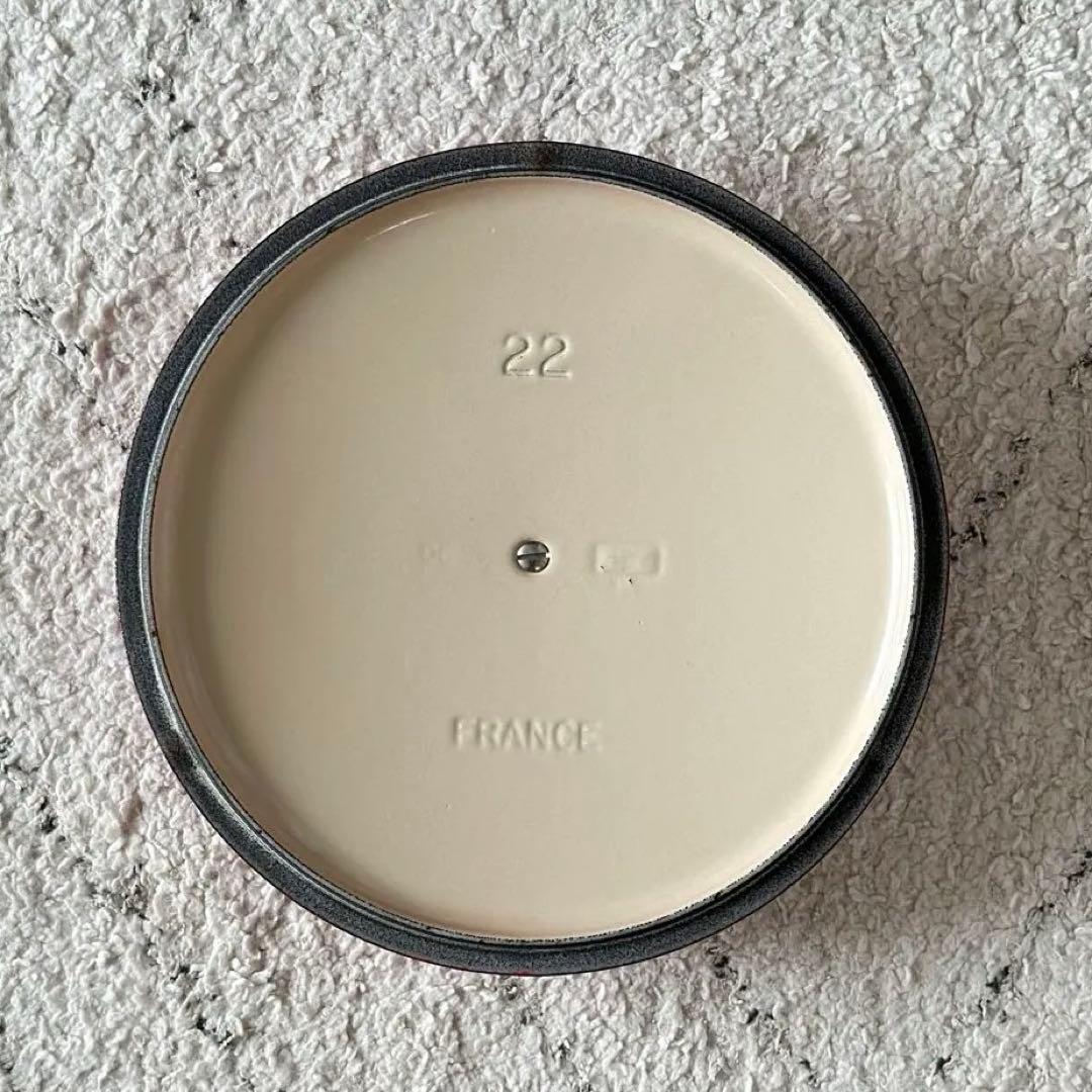 ル・クルーゼ 　ココットロンド 22cm 両手鍋 チェリーレッド シルバーツマミ