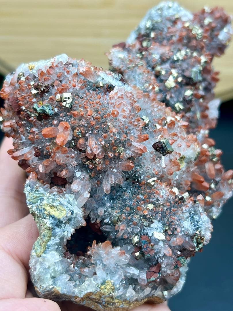 ★希少 フラワー状赤水晶クラスター　ヘマタイトインクォーツ　チャルコパイライト