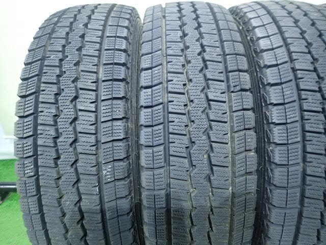 B986【送料無料】ダンロップ　ウィンターマックスSV01 195/80R15