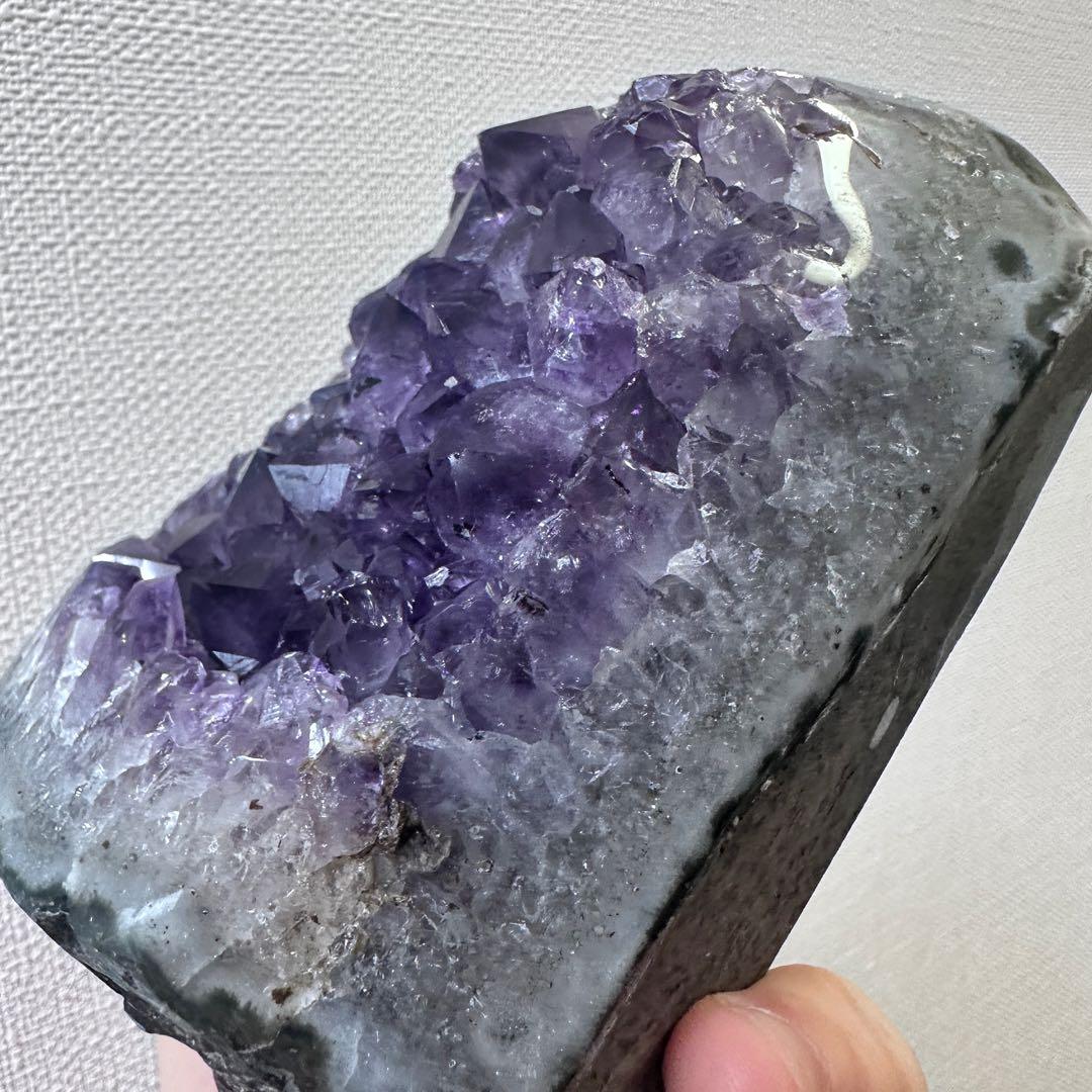 濃紫の煌めきウルグアイ産☆キラキラ☆アメジストクラスターパワーストーンA1088