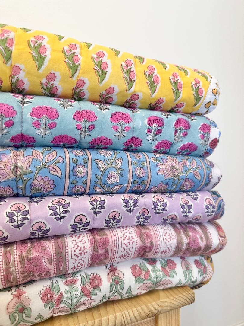 ブロックプリント　うねうねキルトブランケット　ホワイト×レッド×グリーン