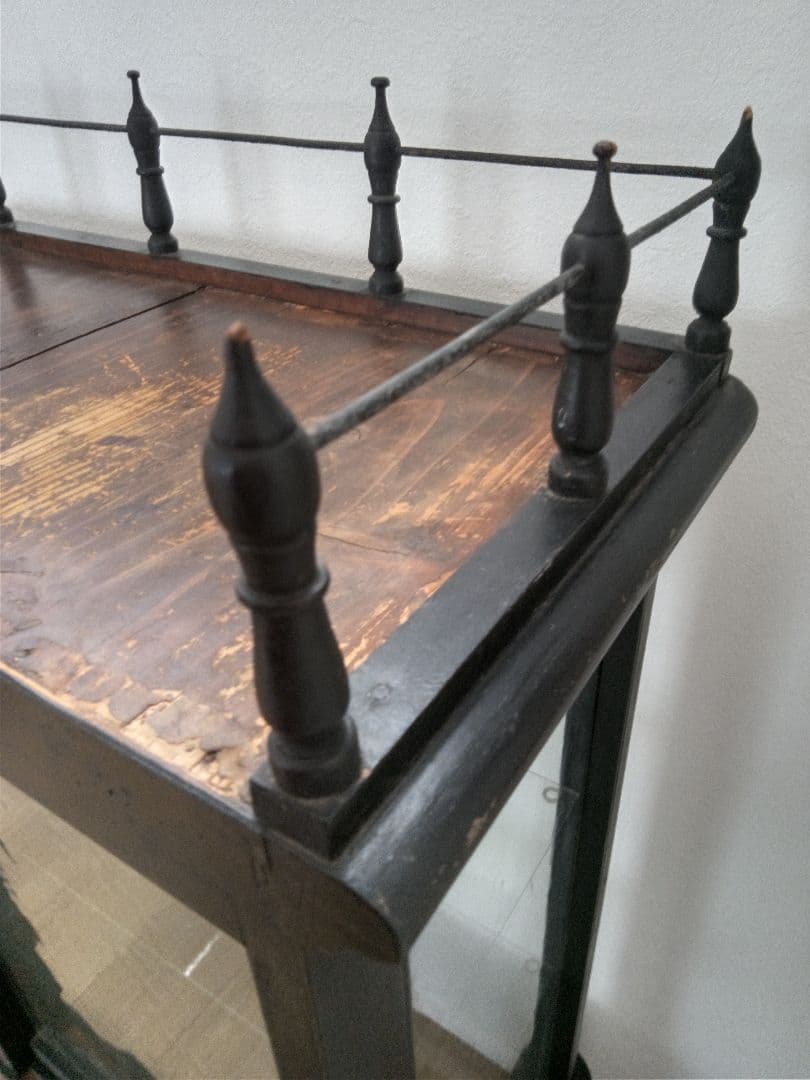 黒いガラス扉付きキャビネット