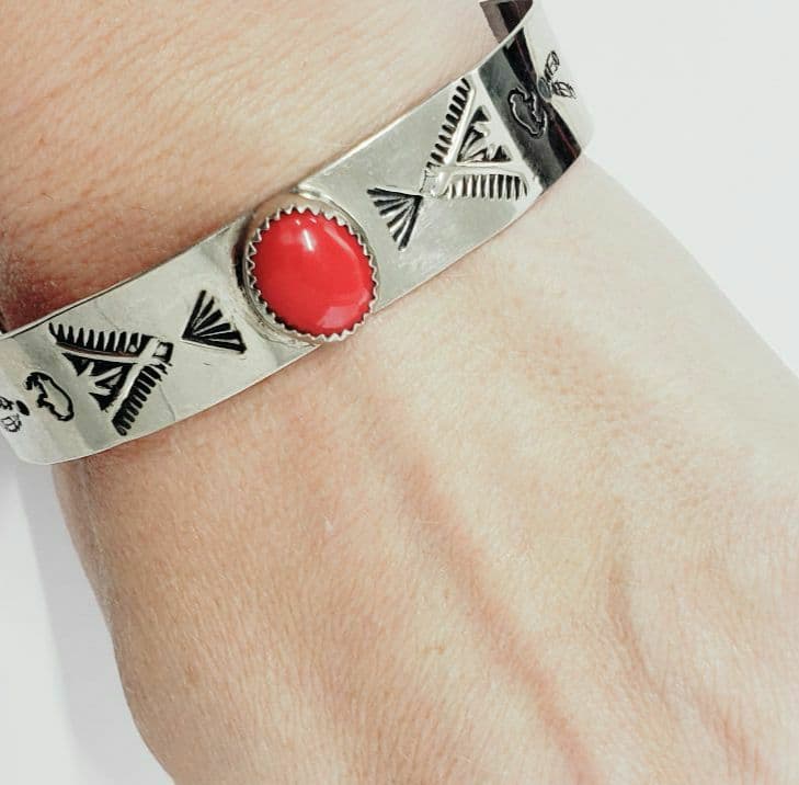 新品 インディアンジュエリー サントドミンゴ ナバホ バイソン 珊瑚 シルバー