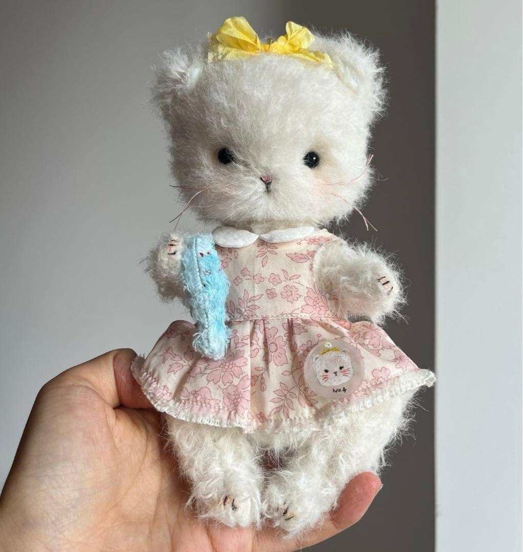 可愛らしい白猫さん アーティストベア 海外作家様 ハンドメイド ぬいぐるみ