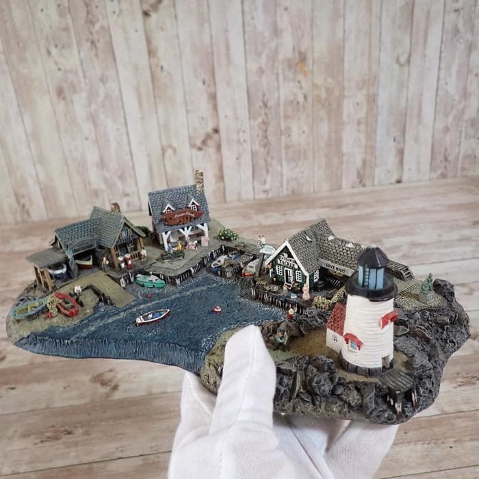 ダンバリーミント Fisherman's Cove ミニチュア灯台と漁村のセット